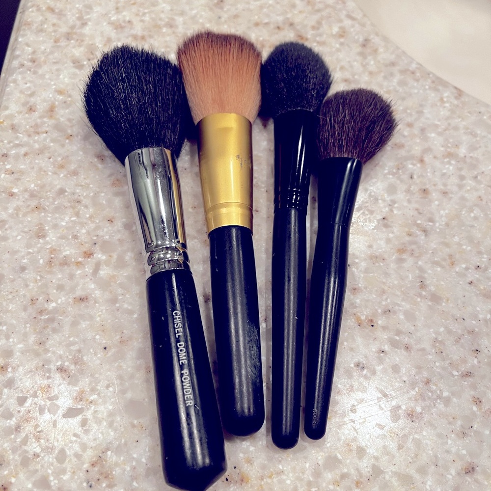 A set of 4 makeup 💄 brushes